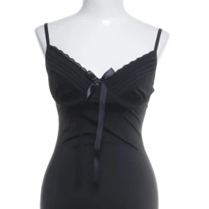 kort klänning med rosett och spets - miniklänning från obsessive i storlek s. använd ”köp nu”. 3/12-2025