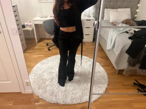 Lågmidjade kostymbyxor  - Säljer mina svarta lågmidjade kostymbyxor från BikBok i modellen Vera med slit ner till, eftersom jag inte får användning av de längre. Perfekta i längden på mig som är 157 cm. ✨