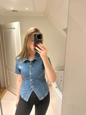 Blå jeansskjorta från Ginatricot  - Snygg blå jeansskjorta från Ginatricot med korta ärmar, endast använd fåtal gånger!💞