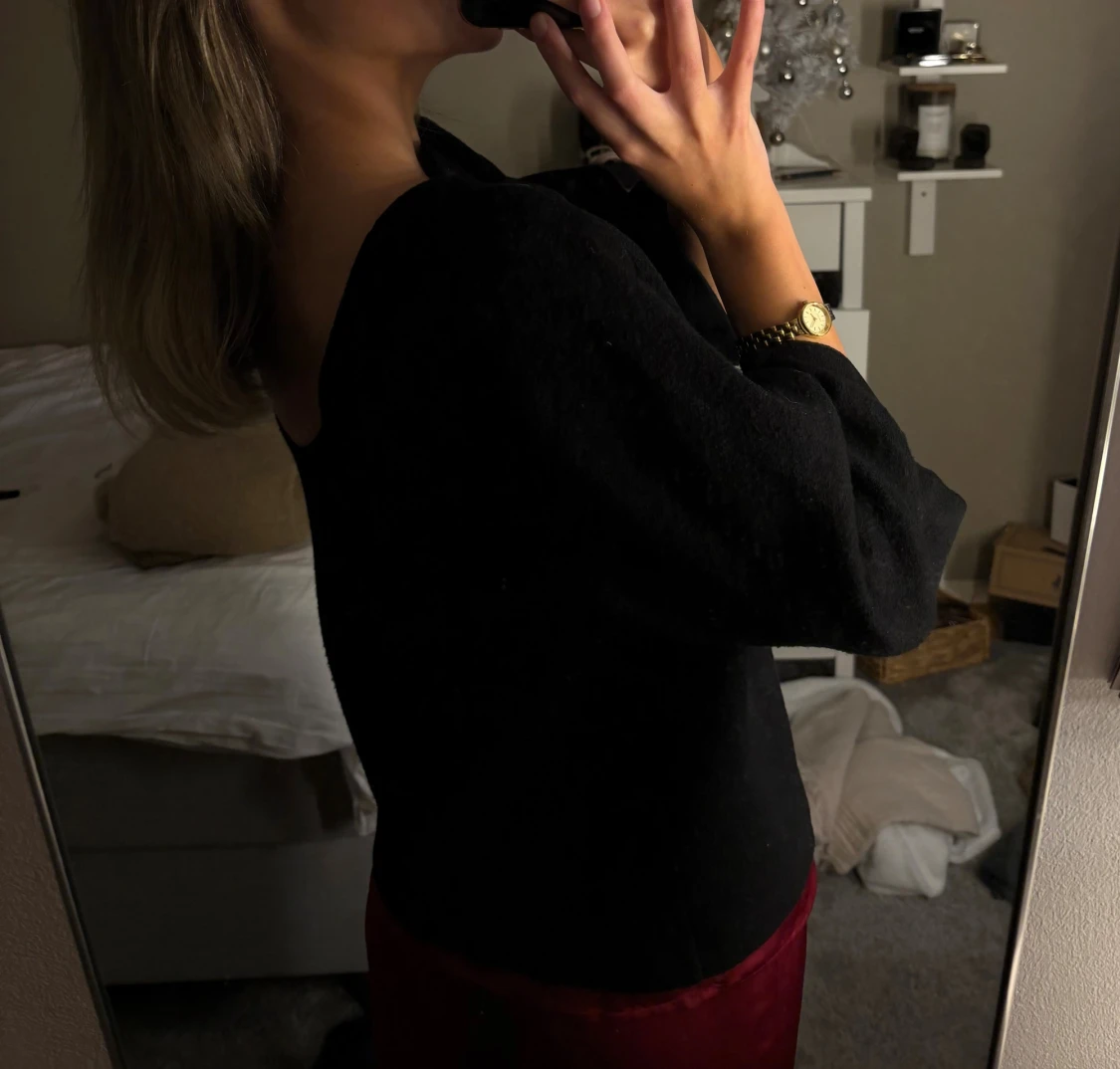 SVART STICKAD TRÖJA PEPPERCORN - 1