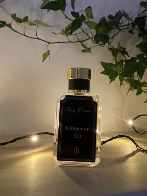 Chez Pierre Cinnamon Tea Perfume - Parfym från Chez Pierre, ca 90% kvar!                        Top notes: Cognac Middle notes: Cinnamon, Tonka Bean, Oak Bottom notes: Praline, Vanilla, Sandalwood