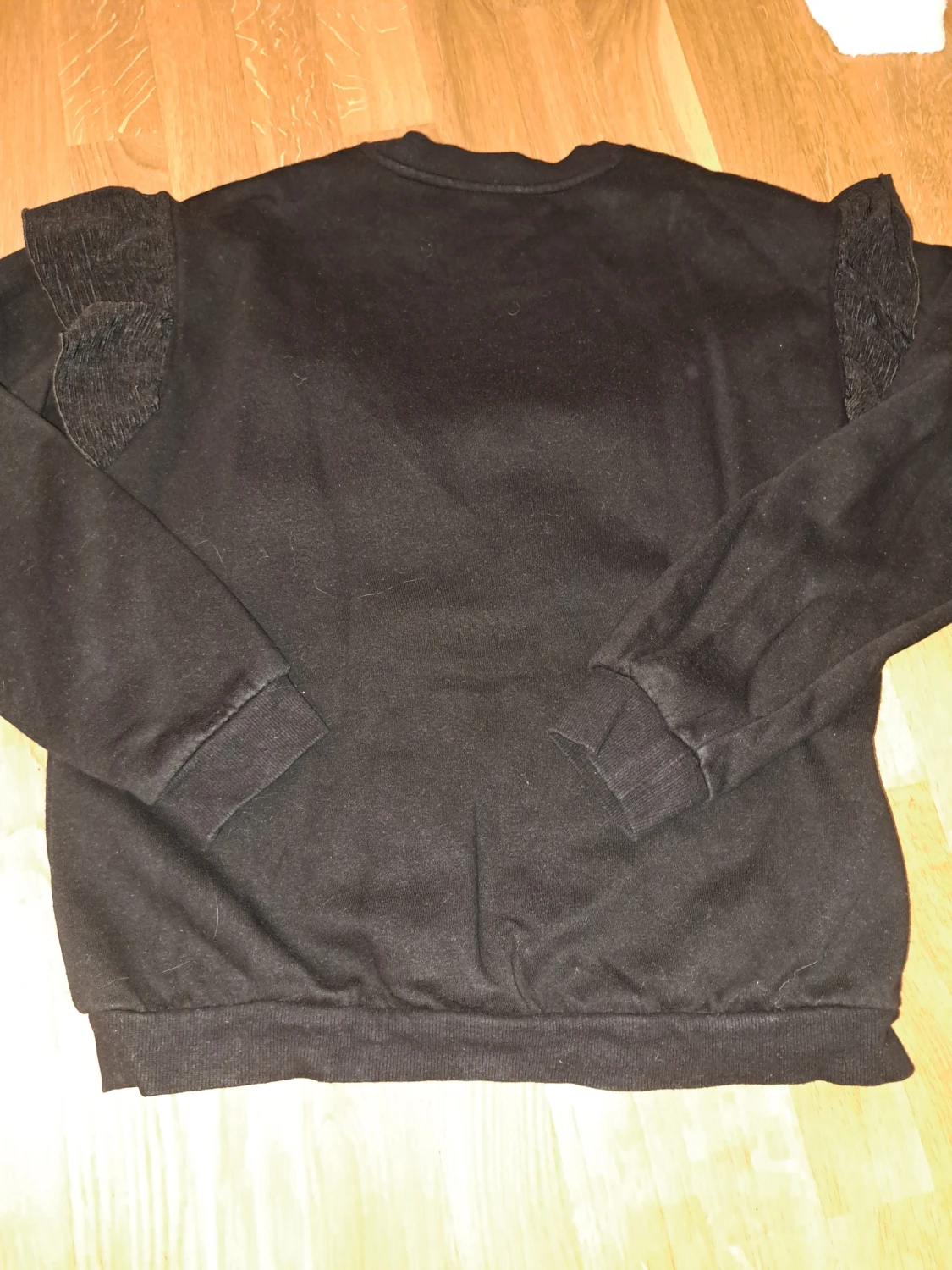 Svart sweatshirt med volang från H&M - 1