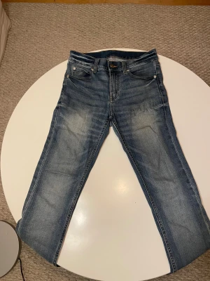 Ljusblåa jeans från Cheap Monday  - Snygga och bekväma jeans från Cheap Monday i en klassisk blå denimwash framtill. Modellen har en smal passform som sitter snyggt längst benen utan att kännas för tighta. Säljer dem då dem inte har kommit till så mycket användning så mycket. Storleken är 26/32