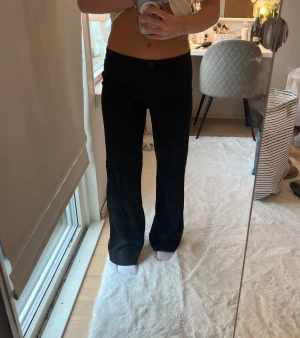 Svarta raka kostymbyxor  - Säljer ett par svarta byxor med rak passform och knappstängning fram. Byxorna är midwaist och är i ett mjukt material. Storlek xxs, passsar mig som vanligtvis har xs