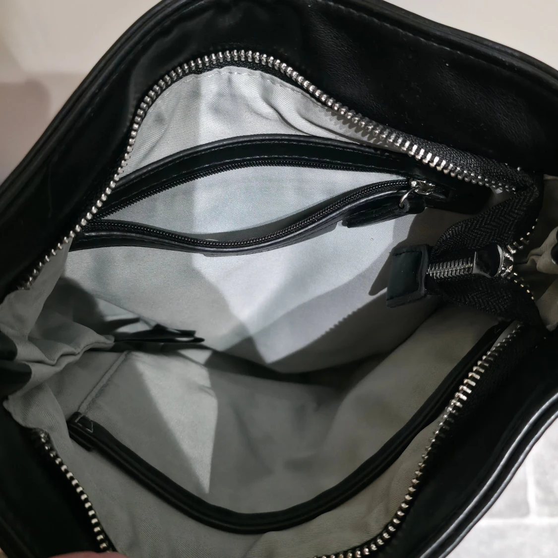 Svart axelväska från Don Donna - 2