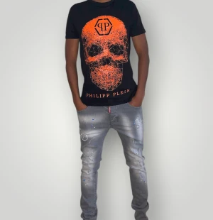Philipp Plein tshirt strl XS - Helt ny. Fin replika med grym kvalitét.modellen är 175cm lång. Normal i passformen. Pris: 599kr. Först till kvarn som gäller.