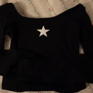 Svart långärmad tröja  - Säljer denna tröja för 40kr + frakt! Den är i storlek L men ganska liten, så den passar även i M! Hör gärna av dig vid frågor och tryck ej på köp nu ^^