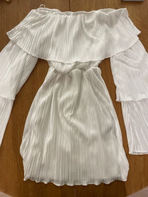 Off-sholder klänning  - NAKD x Andrea Hedenstedt. Använd fåtal gånger och är i jättebra skick! 