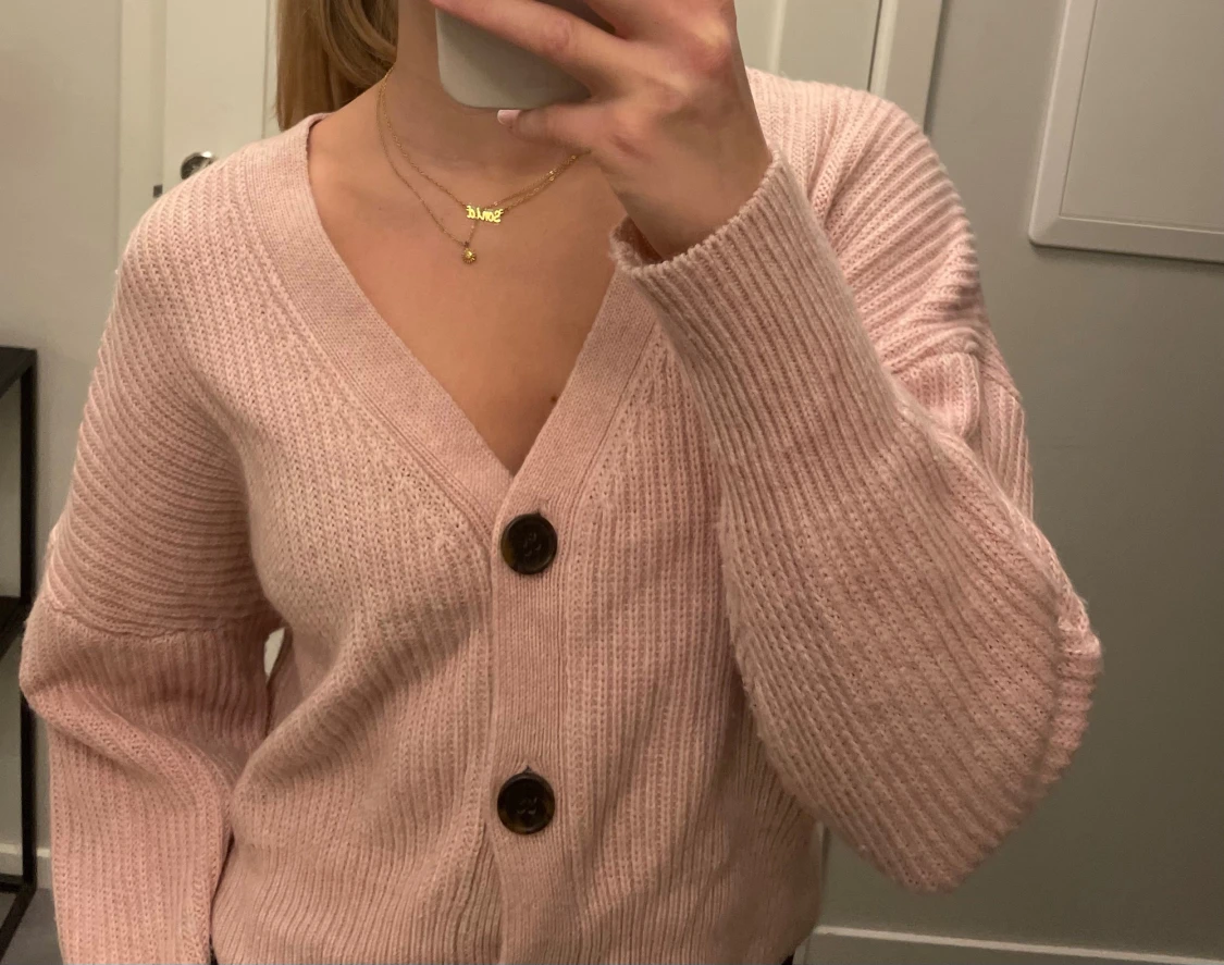 Stickad kofta dobber