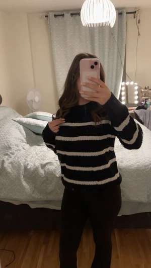 Svartvit randig stickad tröja - Säljer en svart stickad tröja med breda vita ränder från lager 157. Tröjan har ribbade muddar och lång ärm. Tröjan är använd fåtal gånger och har inga tecken på användning, pris går att diskuteras 💕