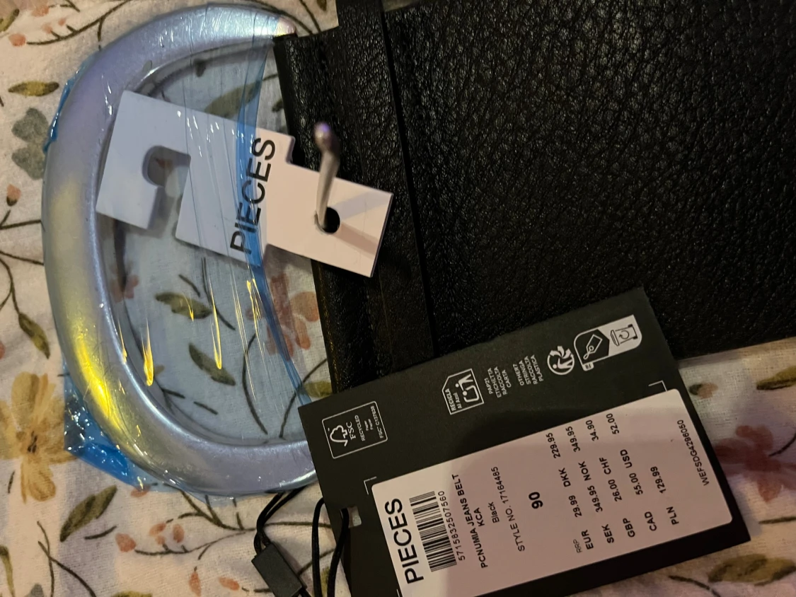 Coolt, trendigt svart brett bälte med silverfärgat spänne  - 2