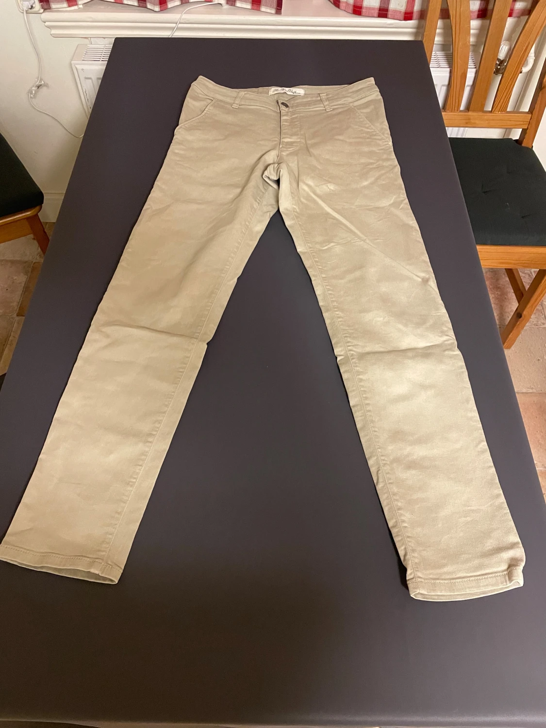 Beige chinos från The Blue Uniform