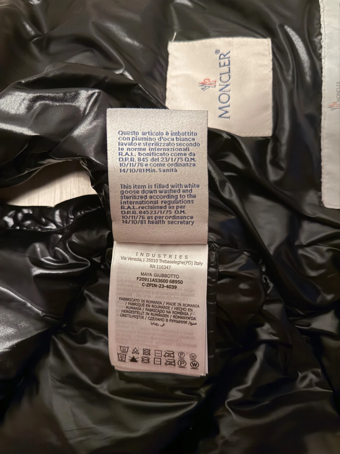 Svart dunväst från Moncler med avtagbar huva - 4