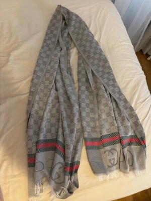 Halsduk  - Ny och oanvänd 