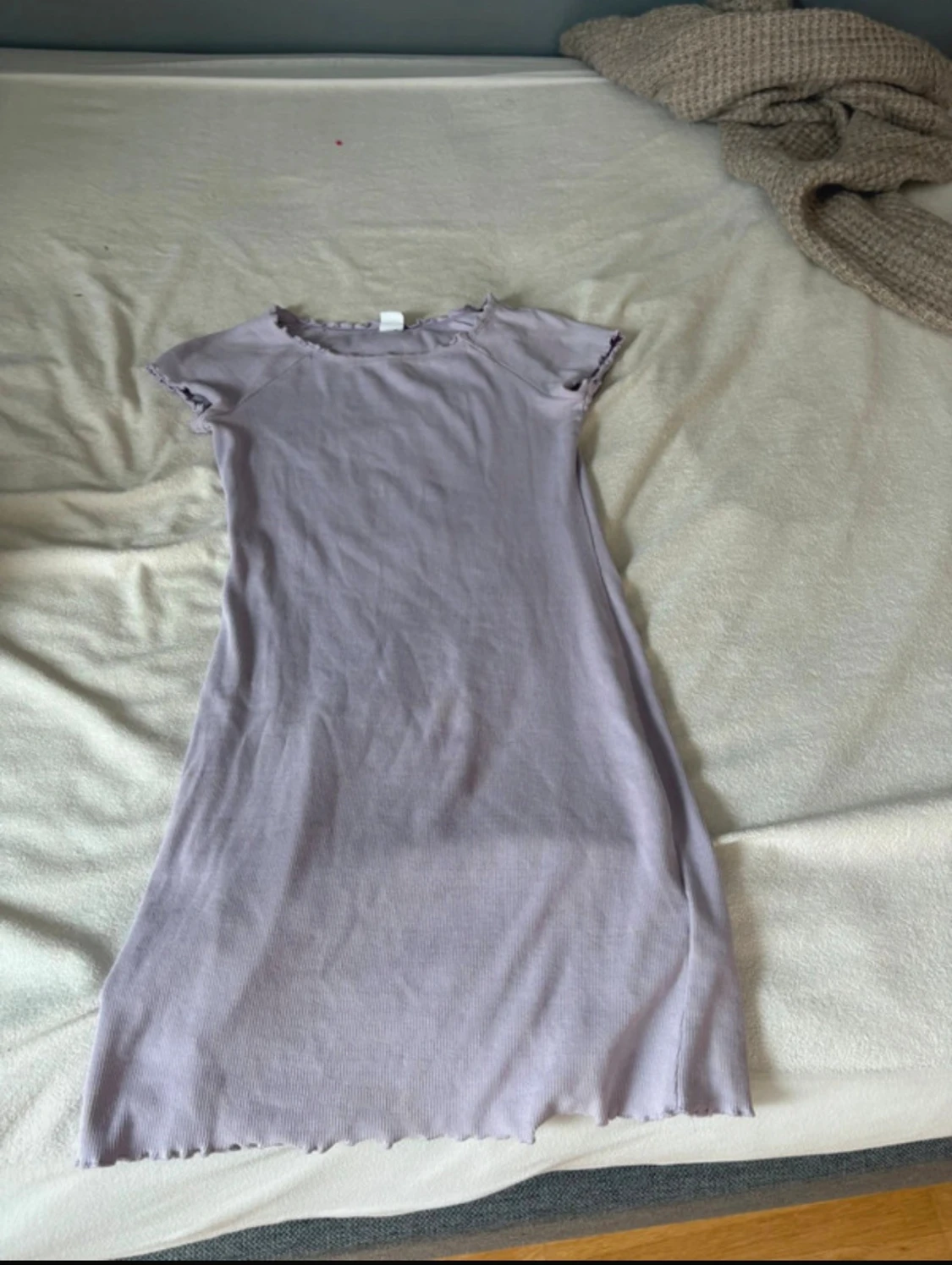 Ljuslila ribbad klänning från Lindex