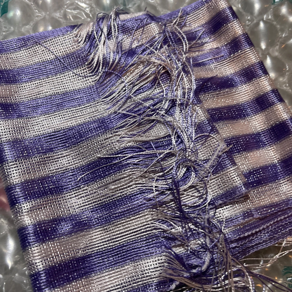 Randig glansig halsduk i silver och lila - 1