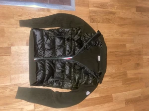 Moncler cardigan - Olivgrön moncler cardigan . Storlek S-M. Säljer billigt för de är fel på hängaren i jackan som ni kan se på sista bilden. Några frågor ? Fråga på. Kan diskutera pris Lite. 100% äkta Moncler.