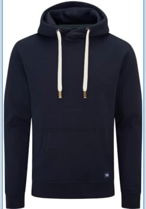 Mörkblå hoodie med snörning - Snygg mörkblå hoodie med vit snörning i huvan och klassisk magficka framtill. Tröjan har långärmade ärmar och ribbade muddar vid ärmslut och nederkant. Perfekt för chill dagar.