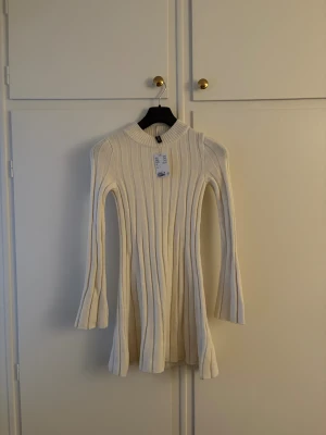 Stickad beige klänning ny. Knitted knit ribbad klänning Midiklänning  - En helt ny klänning med prislapp kvar! Perfekt nu till vintern med en mysig stickad klänning 🌸
