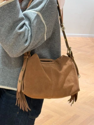 Make väska  - Så sjukt cool make väska som tyvärr inte kommit till så stor användning.  Använd 1 gång och fick blå jeans fläckar (sista bilden) som jag inte får bort! Köpt helt ny från NK för 4500kr i mars.  Äkta mocka!  Pris går att diskutera vid snabb affär💗 