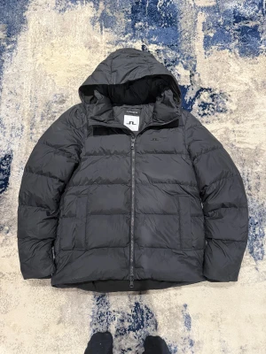 J.Lindeberg vinterjacka - Säljer den perfekta vinterjackan! Storlek L. Han på bild är 185cm, 75kg. Jackan är i mycket bra skick utan några defekter. Hör av er vid funderingar!