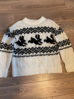 vit stickad tröja från hm - vit stickad tröja med kaniner och lite julig! inga defekter och bra skick 