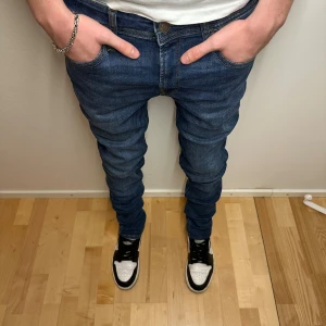 Jack & Jones Jeans - Mörkblå Jack & Jones Jeans intelligence - Skinny / Liam - W31 L32 - Skick 9/10 Hör av er vid minsta fundering! 