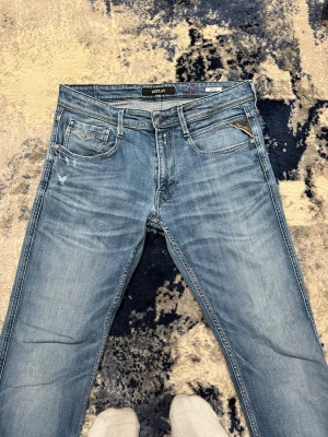 Replay Anbass ljusblå jeans - Snygga Replay Anbass jeans i ljusblå tvätt med små slitningar. Storlek 32/32 men passar även mindre. Han på bild är 185cm, 75kg o de är lite tajta på han. Hör av er vid funderingar!