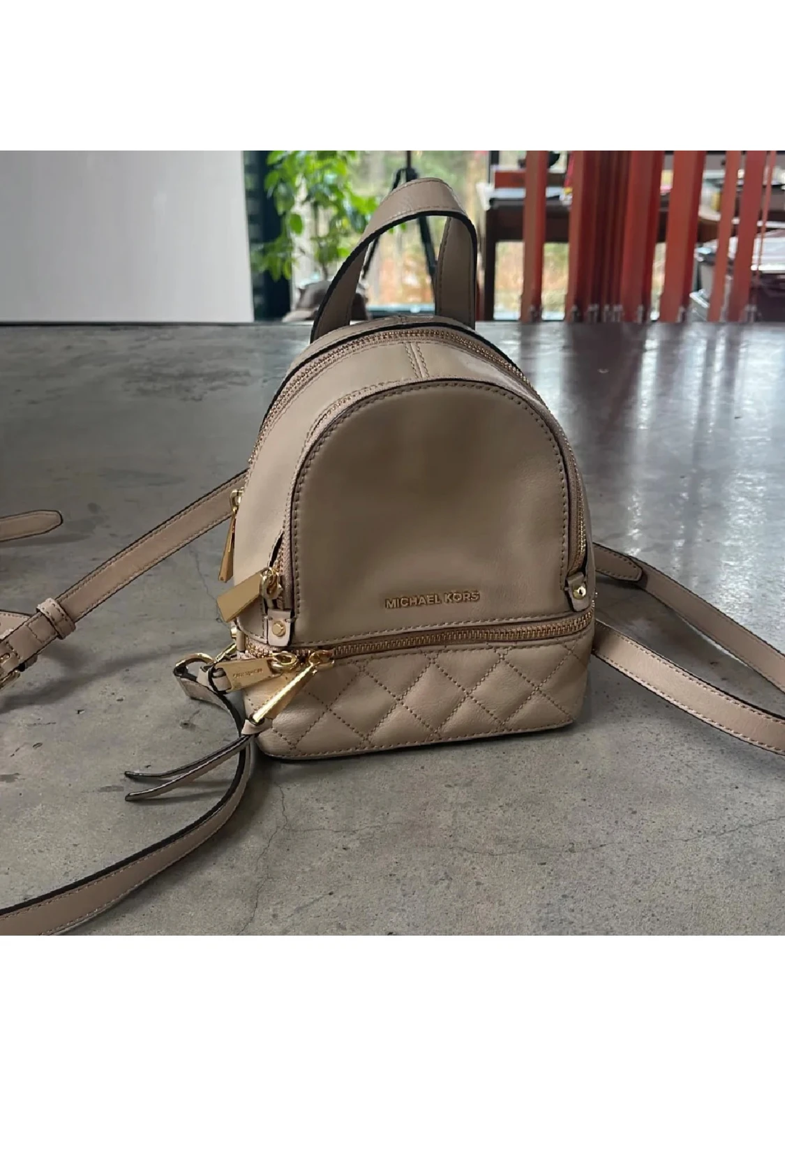 Beige quiltad ryggsäck Michael Kors
