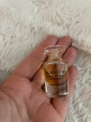 Accord Chic Eau de Parfum Mini - En smidig miniflaska av Accord Chic från Yves Rocher. Perfekt att ta med i väskan eller testa en ny doft. Eau de Parfum-variant ur Secrets d’Essences-serien. Snygg och stilren design.