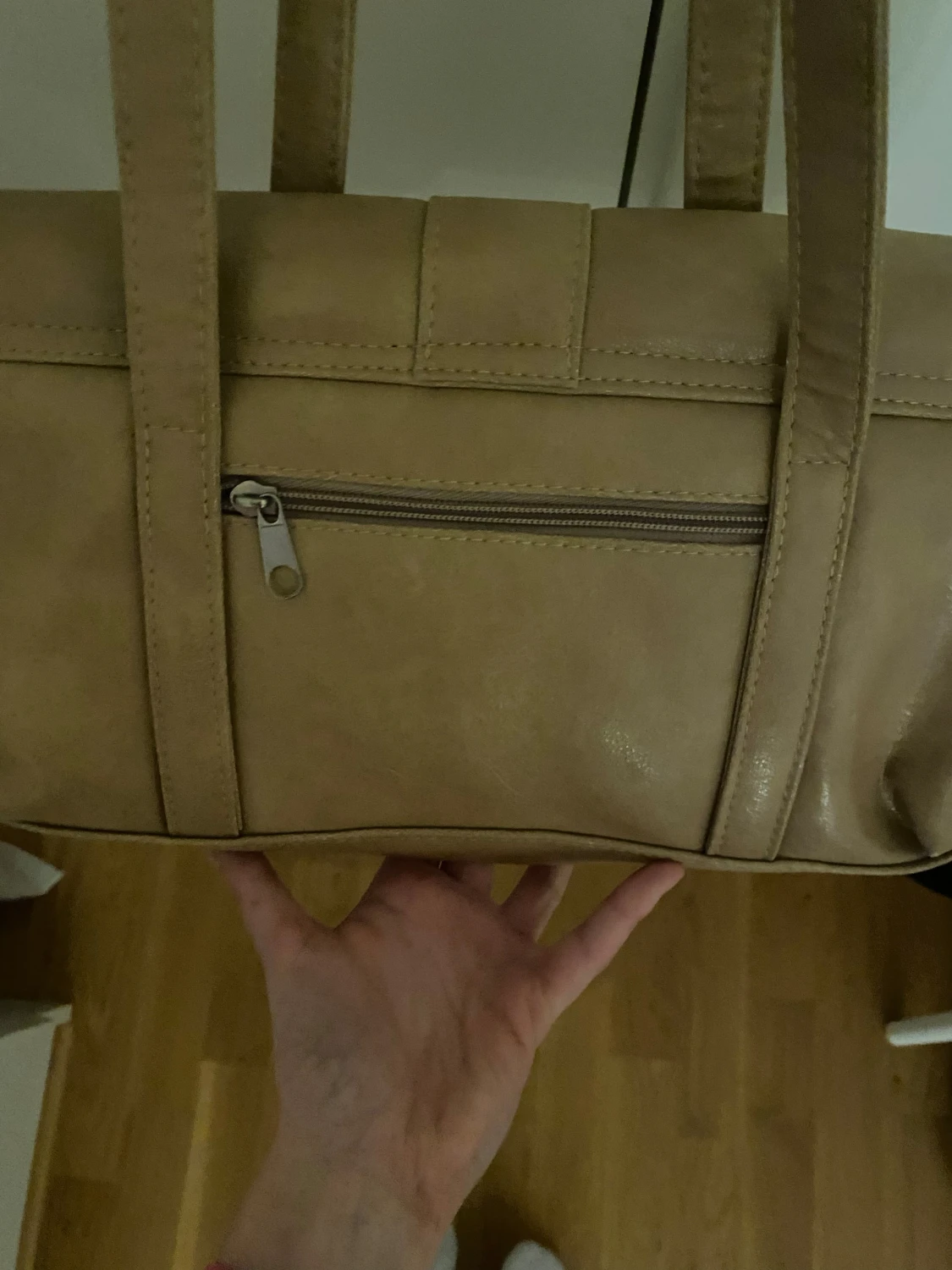 Beige axelväska i skinn med detaljer - 4