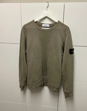 Stone Island Sweatshirt  - Säljer en Stone Island Sweatshirt, storlek S. Fraktar snabbt inom 24h efter köp. Kan även hämtas i Haninge. Skirv gärna vid fler frågor.