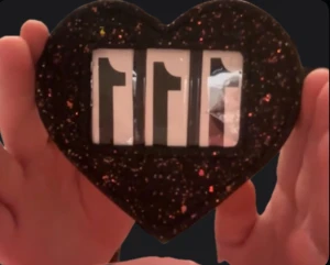 Glittrig nummerlapp - Glittrig hjärtformad nummerlapp för tävling! Köptes för någon dag sedan helt oanvänd 