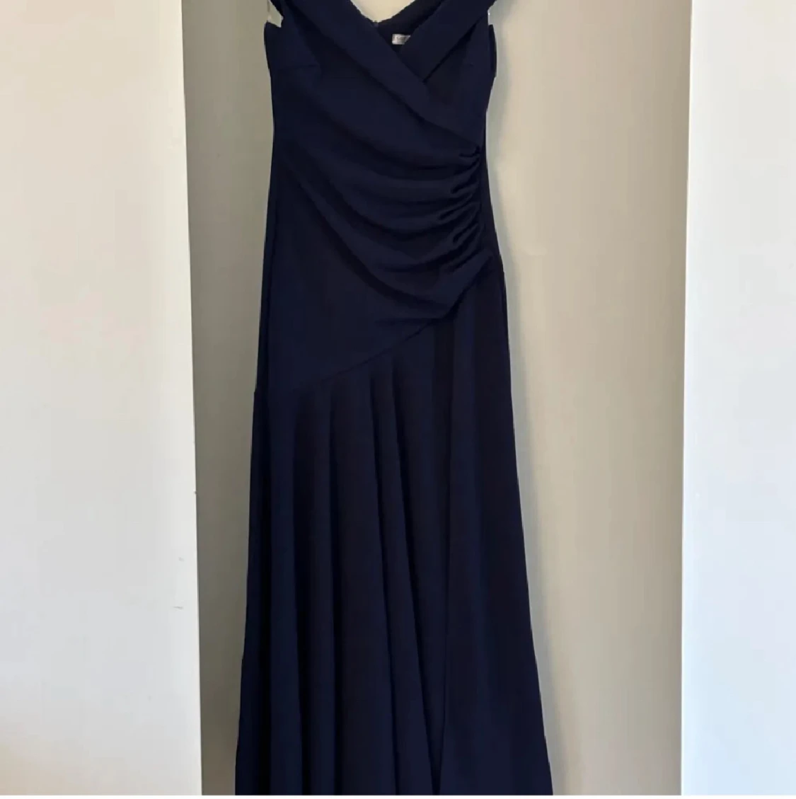 Marinblå långklänning med slits - 2