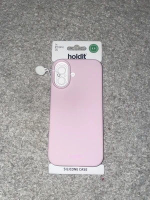 Ljusrosa mobilskal - Superfint ljusrosa skal från Holdit! Skalet är för IPhone 16 och är helt oanvänd. Jag säljer då jag fick en iPhone 17 och denna inte passar.