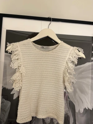 Topp från Zara 💕 - Tror inte den finns kvar på Zara då den är köpt för länge sen men ändå i bra skick 💕