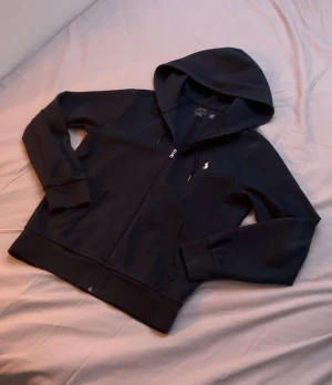 Ralph lauren zip hoodie - Mörkblå zip hoodie från Ralph lauren. Mycket fint skick. Storlek S. Hör av dig vid frågor eller funderingar.