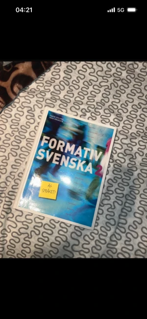 Formativ Svenska 2 - Formativ Svenska 2 är en modern och färgstark bok för dig som vill utveckla dina kunskaper i svenska. Perfekt för gymnasiet eller vuxenutbildning. Inspirerande och tydlig layout som gör pluggandet roligare!