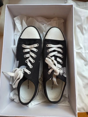 Svarta sneakers Isabel Marant - Snygga svarta sneakers från Isabel Marant med vit, räfflad tå och vita snören. Knappt använda och är i storlek 37!❤️