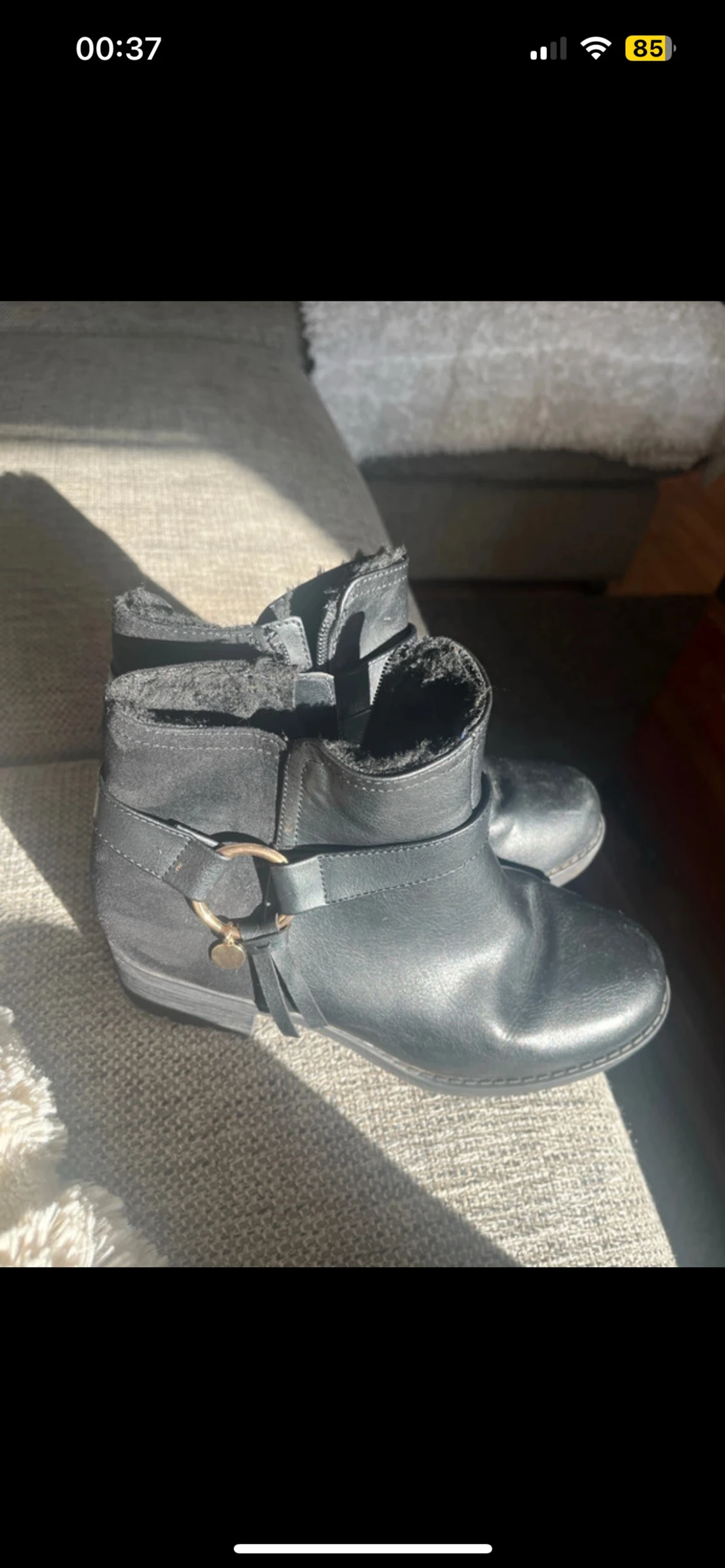 Svarta boots med pälsfoder och guldring