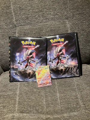Pokémon Trading Card Game Album - Coolt Pokémon-album för samlarkort! Perfekt för dig som vill organisera och visa upp din samling. Omslaget har en episk Pokémon-illustration och passar både nybörjare och erfarna samlare. Gör din samling ännu snyggare och mer skyddad!