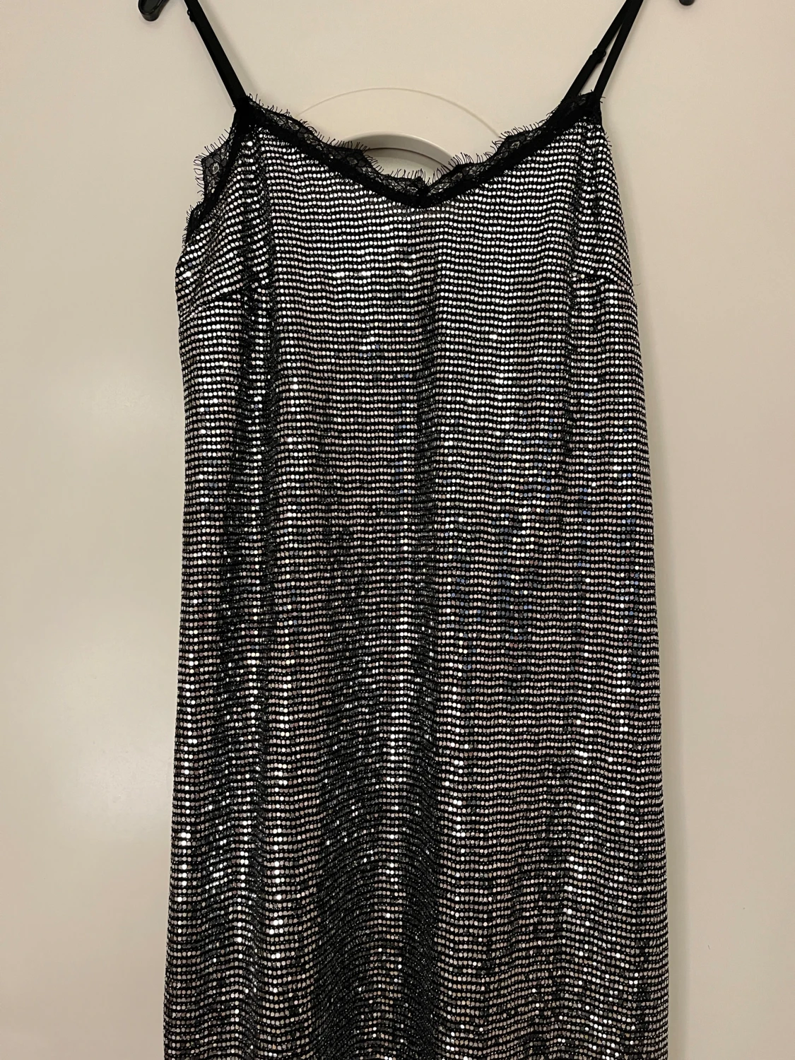 Glittrig silverklänning med spets - 2