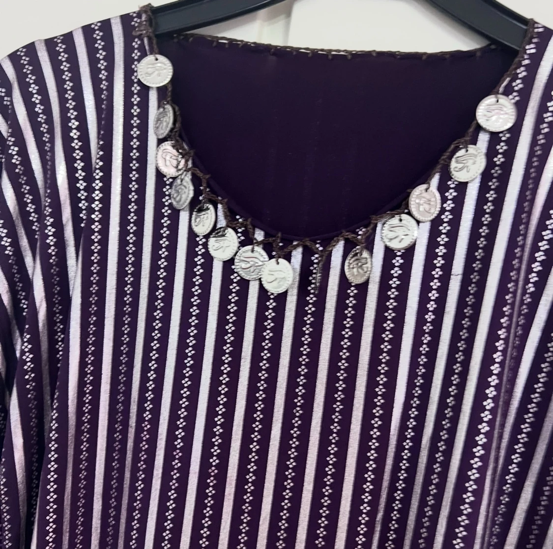 Randig långklänning med myntdetaljer - 1