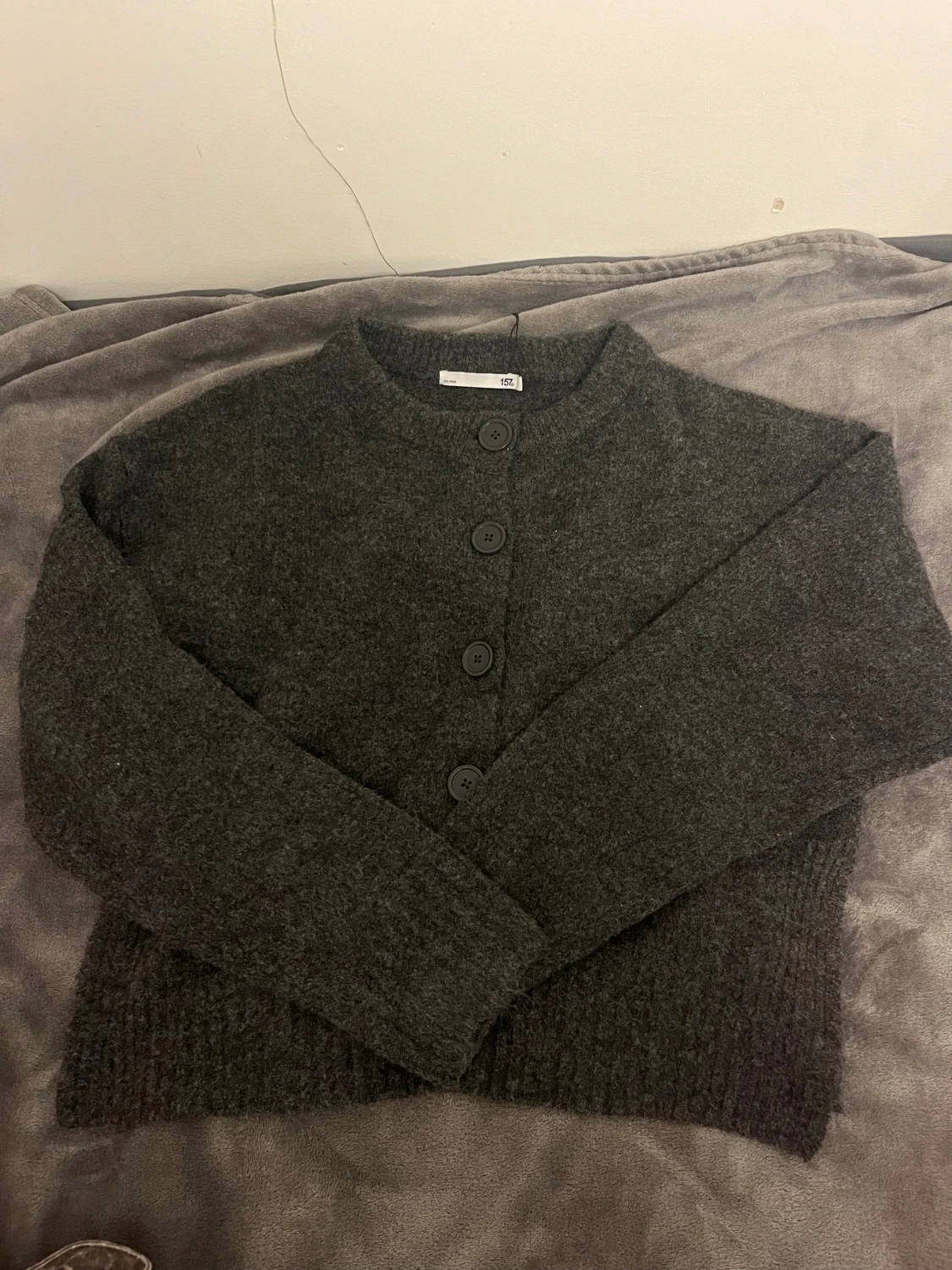Mörkgrå stickad kofta från 157