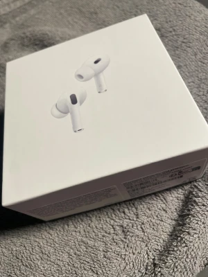 AirPods Pro (2nd generation) - Säljer ett par Apple AirPods Pro (2nd gen) i nyskick, komplett med originalförpackning, laddningskabel och extra öronproppar. Aktiv brusreducering, trådlös laddning och hög ljudkvalitet. Inga synliga repor eller slitage, ser oanvända ut.