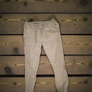 Beige manchesterbyxor Jack & Jones - Säljer ett par beige manchesterbyxor från Jack & Jones Pants Studio. Byxorna har snörning i midjan och en avslappnad carrot fit med smalare ben. Perfekta för dig som gillar mjuka material och chill stil.