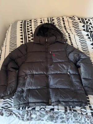 Polo Ralph Lauren Jacka Stl M - Hejsan, säljer denna Polo jacka som jag använde förre året några gånger men den är tyvärr för liten i armarna för mig. Stor och mysig jacka. Passar M och L personer