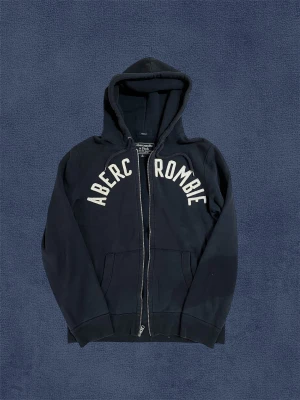 Abercrombie Hoodie - Säljer nu denna snygga hoodien från Abercrombie. Tröjan är i ett bra skick, utan större deffekter. Mått finns på bilder, storlek M. Skriv vid frågor