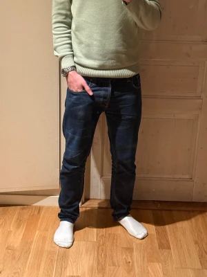 Nudie Steady Eddie W33 L32 – Grymt skick 👖 - Säljer mina riktigt feta Nudie-jeans i modellen Steady Eddie 1 (Fösta versionen) Tvätt namn: DRY COMPACT Storlek W33 L32. Straight fit i 100% bomull, sitter stabilt och clean. Inga skador eller defekter – bara ett par riktigt fina jeans redo för ny ägare ✨ Fler bilder fixas på förfrågan 📸 Skicka DM om du är intresserad ✉️