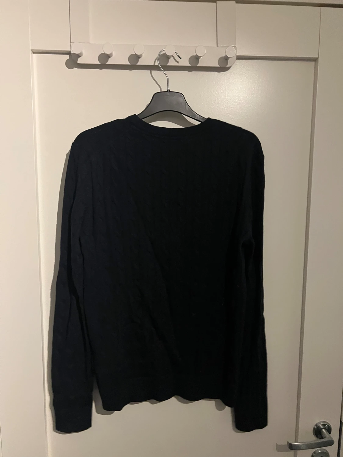 Mörkblå 100% merinoull kabelstickad Morris tröja - 1